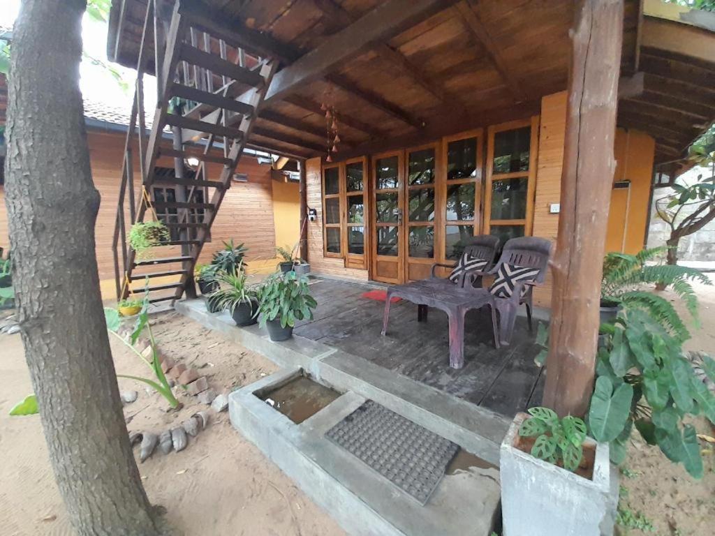 Golden Beach Chalets Arugam Bay Exterior foto